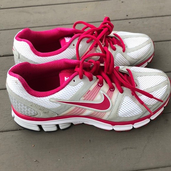 Nike Shoes - Nike sneakers only worn twice